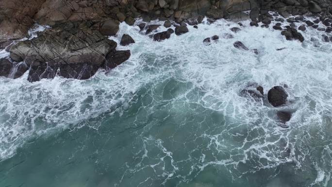 泰国普吉岛海水冲击礁石溅起浪花特写镜头