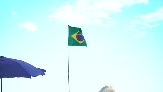 风景秀丽的甜面包山和巴西国旗