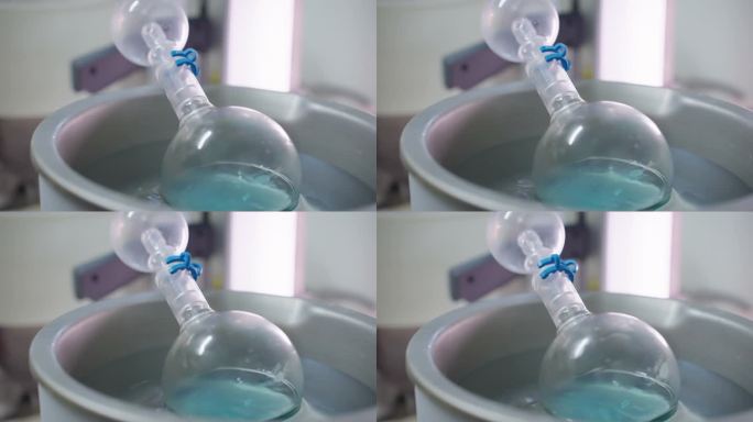 实验室旋转蒸发器与天蓝色的化学制剂在烧瓶