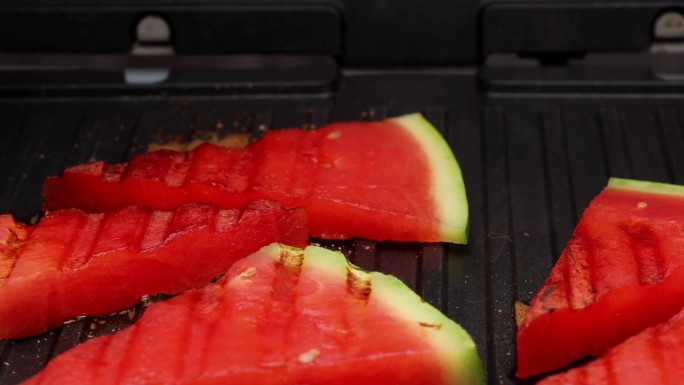 一块块西瓜被烤熟了。烹饪西瓜