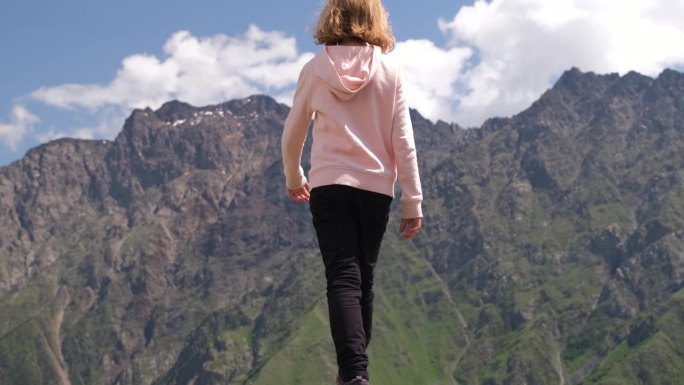 十几岁的女孩走在山崖边