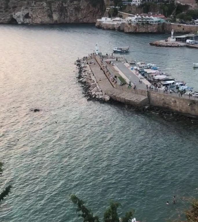 2023年10月14日，安塔利亚旧港口。城墙下的老港口。码头上的游船和游艇。出海了。