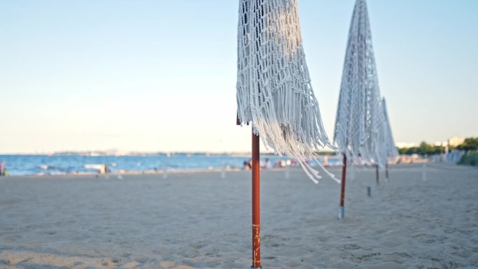 海边沙滩酒吧遮阳伞在夏季结束后折叠