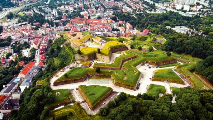 假期在波兰-鸟瞰18世纪的堡垒和城市克洛兹科