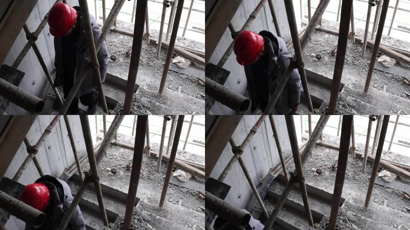 带红色安全帽的工人下楼梯