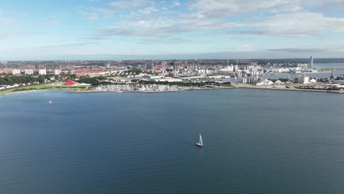 一艘帆船巡游丹麦奥胡斯湾-夏季航拍全景城市背景