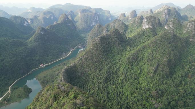 群山地貌喀斯特广西山水风景