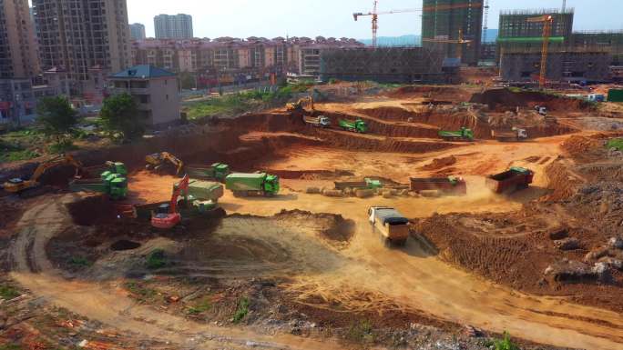 房地产开发 工地挖土机挖土