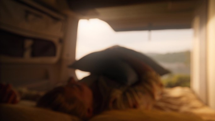 日落时分，快乐的孕妇坐在露营车里