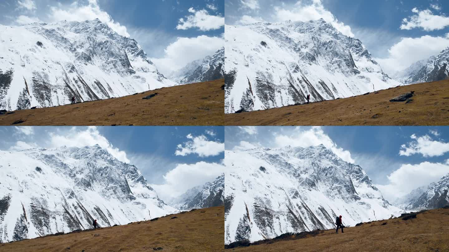 一个人正在攀登尼泊尔的山脉