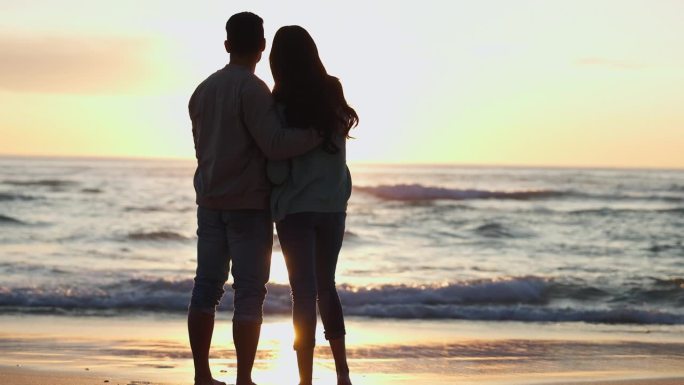 剪影，情侣和拥抱在海滩上，日出和浪漫的假期在迈阿密快乐的夏天和爱。旅行假期，男人和女人一起看日落和海
