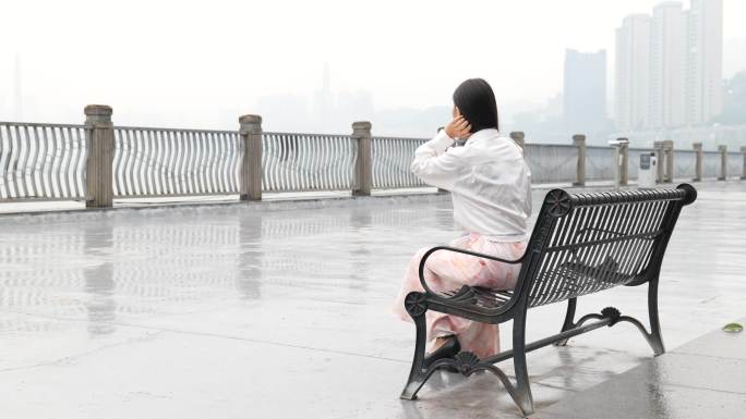 雨中女子独自坐在椅子上