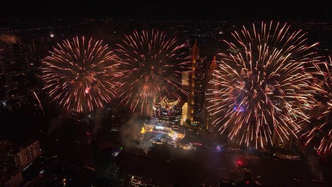 鸟瞰图除夕倒计时活动与彩色烟花在夜间