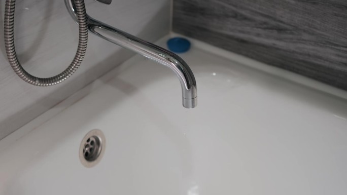 淋浴软管和水龙头滴水的特写镜头。