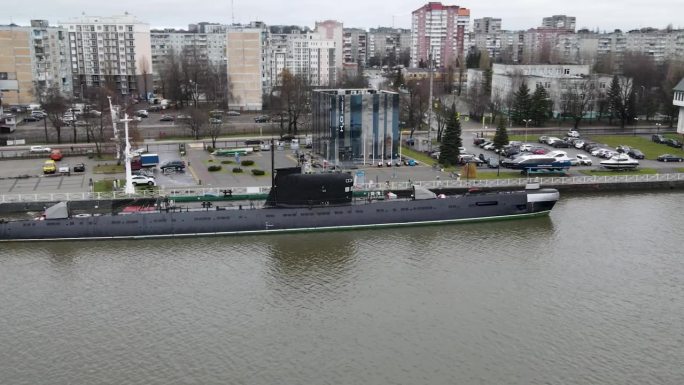 俄罗斯加里宁格勒港的普雷戈利亚河上的黑色潜艇。有选择性的重点
