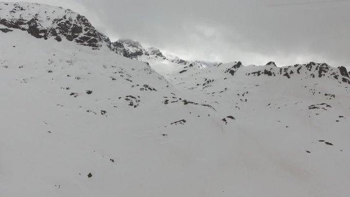 冬季阿尔卑斯山脉原始雪坡的鸟瞰图