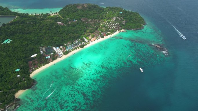 皮皮岛是泰国著名的东南亚旅游度假胜地，航拍的热带沙滩海岸线