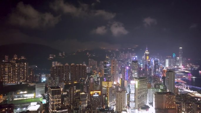 香港商业区夜间鸟瞰图。