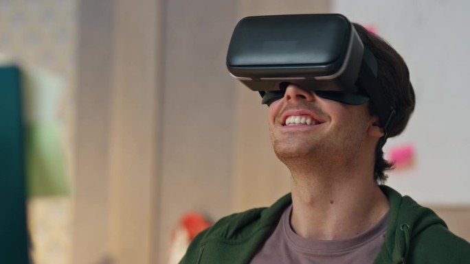 兴奋的男子享受着虚拟现实的虚拟世界。创造者的反应