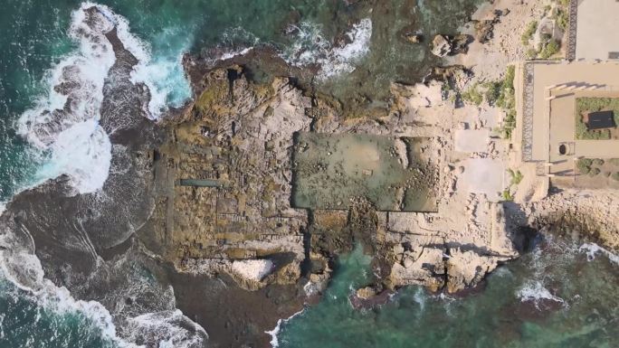 海浪冲击着凯撒利亚的古代遗迹。