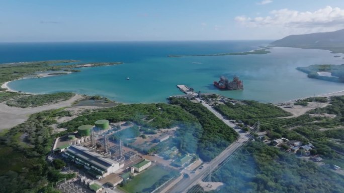 多明尼加共和国别霍港，卡拉德尼兹水电站Esra Sultan的电站和阿祖阿港鸟瞰图。