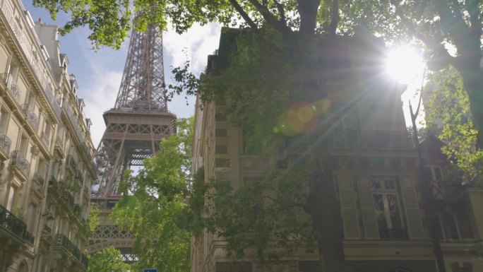 日落。从巴黎一条著名的街道上俯瞰埃菲尔铁塔。位于首都中心的巴黎式房屋建筑。背景是巴黎的标志性建筑铁塔