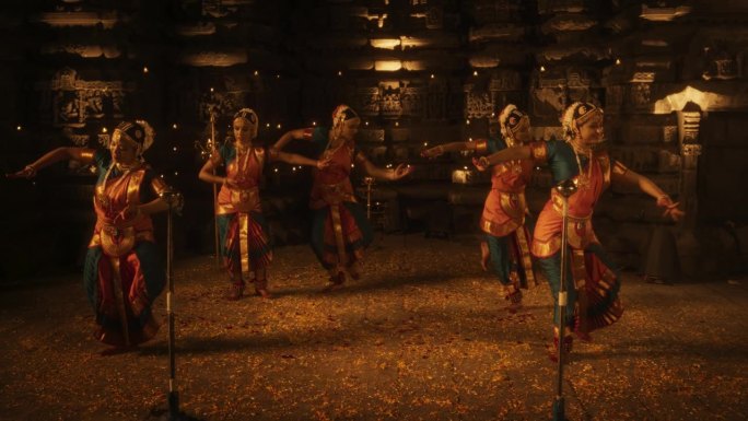 迷人的慢动作写照展示了一个活泼的印度妇女在一个空的历史寺庙里欢快地跳传统的民间舞蹈。充满活力和迷人的