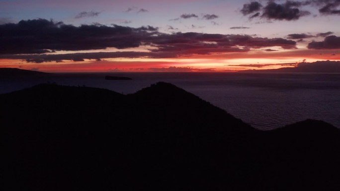 黄昏时分，夏威夷毛伊岛，低空摄影车在火山火山口后面拍摄的卡奥拉维火山和莫洛基尼火山。4 k