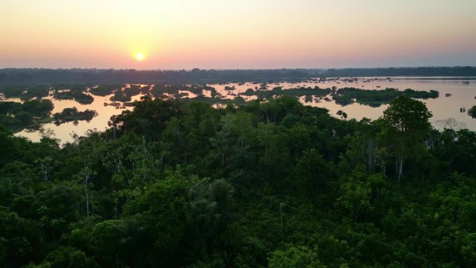 亚马孙雨林水丛林的空中日落美景