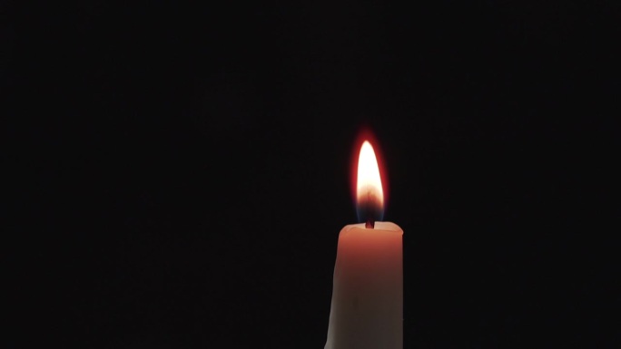 在黑暗中用一根蜡烛点燃另一根蜡烛