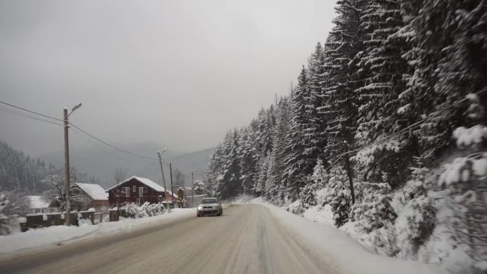 雪山公路沿路移动，美丽的冬季景观