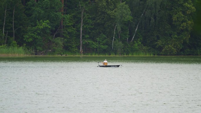 一个人在湖面上驾驶摩托艇