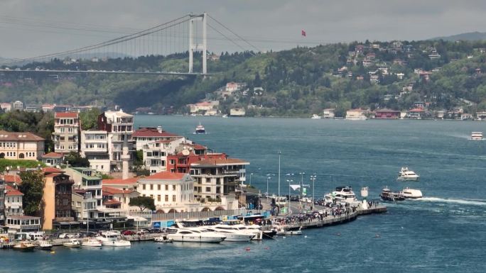 夜景鸟瞰伊斯坦布尔博斯普鲁斯海边和大桥，Ortakoy清真寺，无人机近景