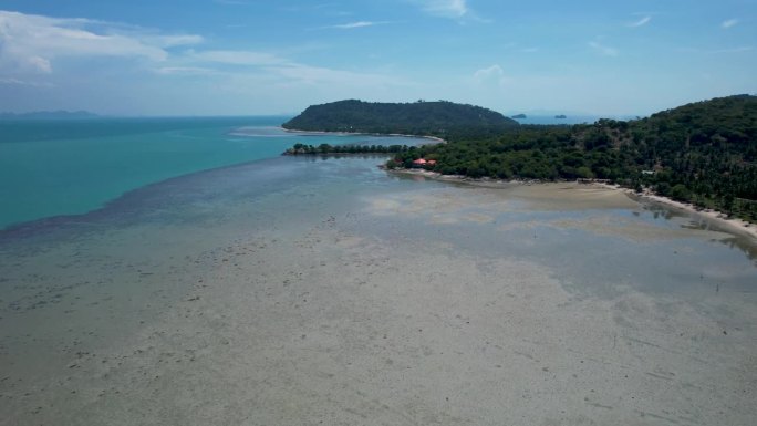 在泰国苏梅岛低潮时，航道通往海港，航机出海