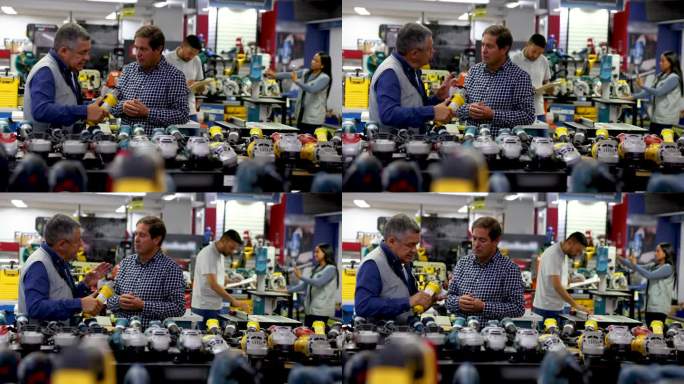 一名拉丁美洲男子在五金店买工具时与一名店员交谈