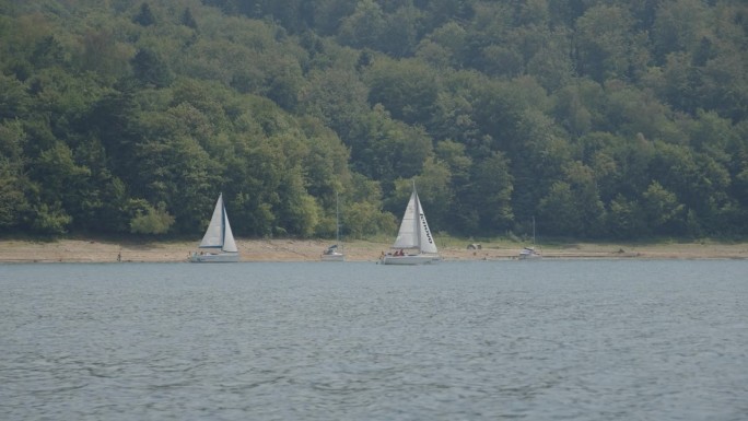 暑假在湖边。船POV通过帆船