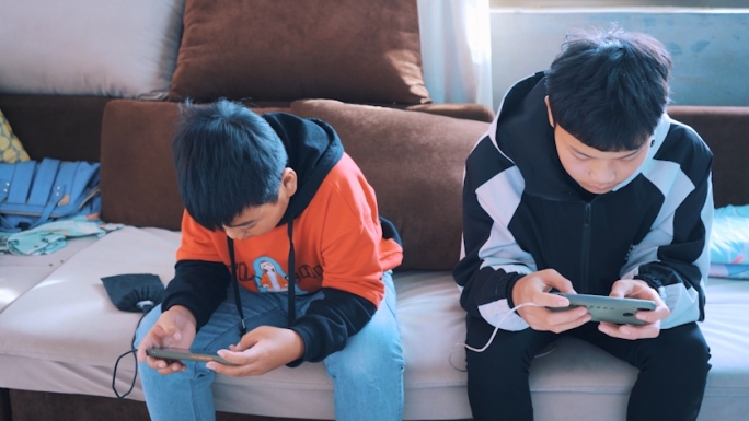 青少年玩手机游戏丨4K丨原创实拍