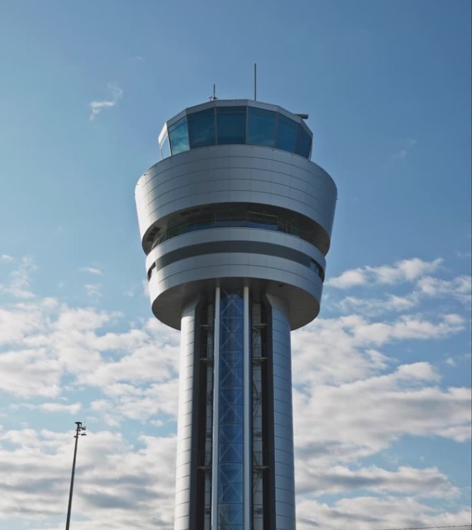 机场指挥塔顶着多云的天空，控制航管大楼的空中交通4K视频