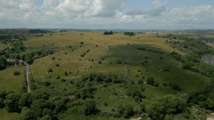 无人机拍摄的德比郡沃克斯沃斯峰区国家公园广阔的绿色田野