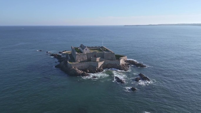法国布列塔尼岛圣马洛海岸附近的国家堡垒。空中向前和天空为复制空间