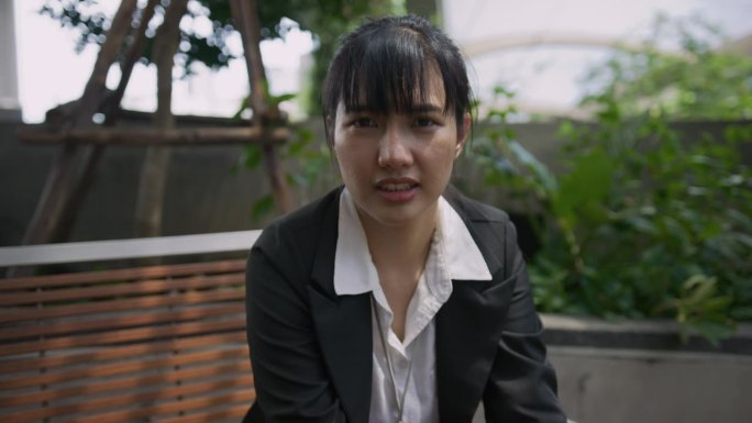 亚洲女商人对着摄像机在视频会议上讲话