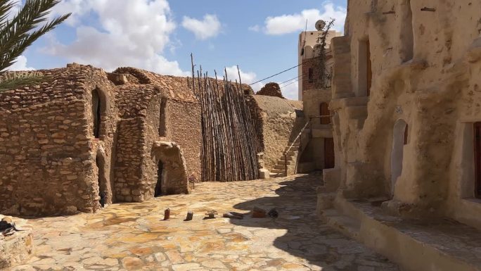 漫步在Ksar Hadada重建的突尼斯部分村庄