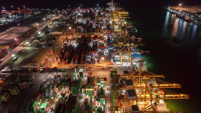 鸟瞰图集装箱货仓或码头商业港口夜间业务物流进出口航运或货物运输。