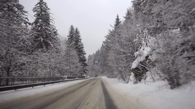 雪山公路沿路移动，美丽的冬季景观