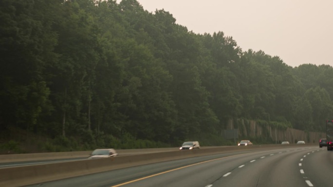 道路上的空气污染和大气问题。雾霾下的公路旅行，马里兰州，POV汽车驾驶