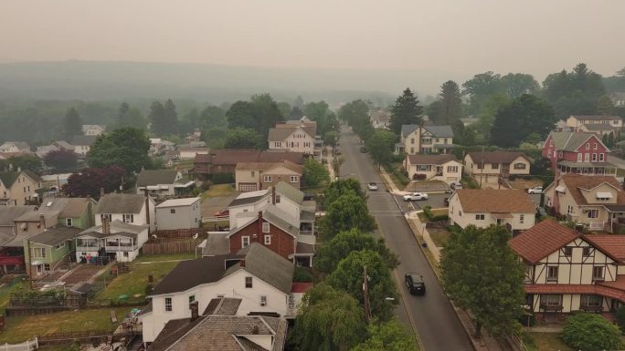 火灾后的富裕社区和空气污染问题。吉姆·索普在阿巴拉契亚山脉的丘陵景观，波科诺斯，宾夕法尼亚州。航拍镜
