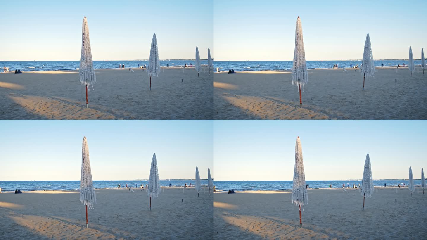 海边沙滩酒吧遮阳伞在夏季结束后折叠