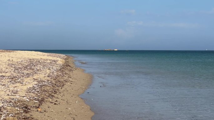 海浪卷起沙滩。