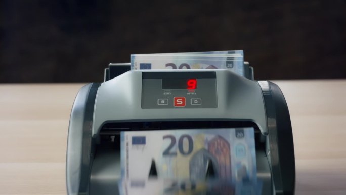 欧洲货币计数电子计数器关闭。手放现金