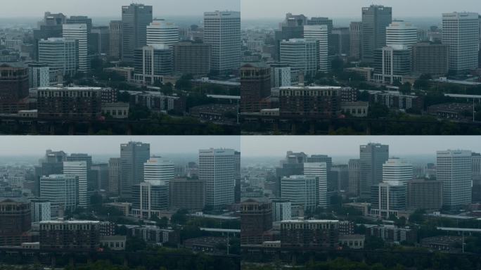 里士满摩天大楼中的烟雾。黄昏的城市景观里士满市中心，弗吉尼亚州。航拍镜头与相机向后移动